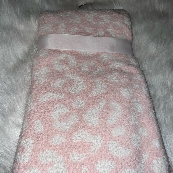 Cupcakes and Cashmere Pink Cheetah/Leopard Reversible Blanket 30x40 NWT - Picture 7 of 8